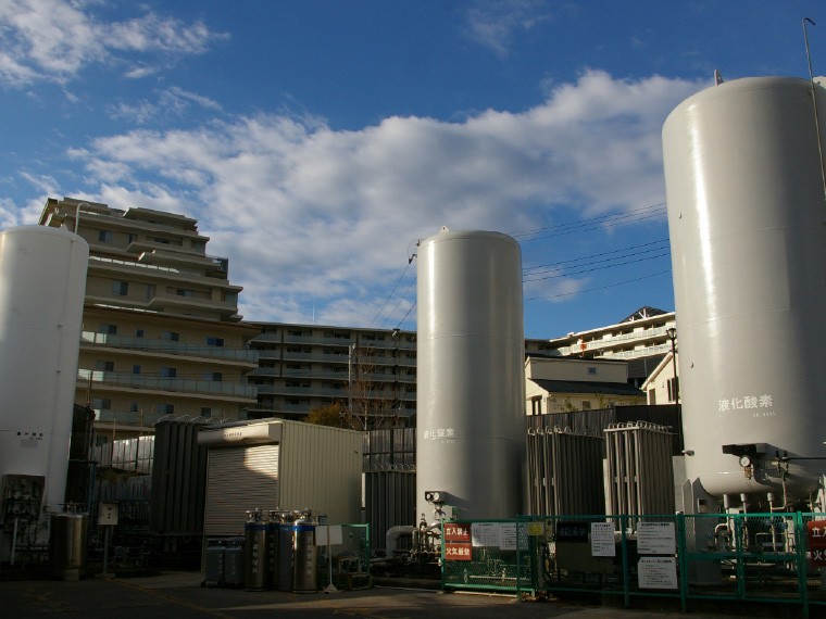 (左)液化酸素20,000LCE(中)液化窒素15,000LCE(右)液化酸素30,000LCE